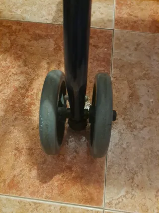 Andador con asiento y ruedas