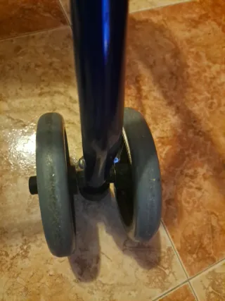 Andador con asiento y ruedas