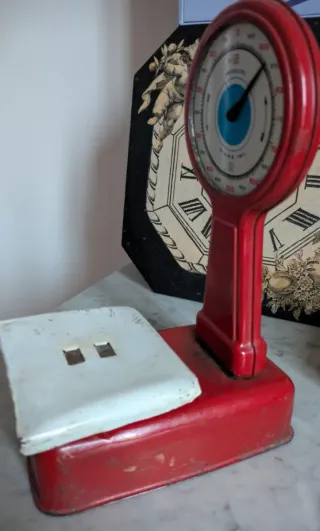 Bilancia giocattolo vintage rossa