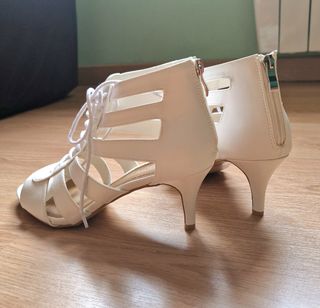 Sandalias blancas de tacón con cordones decorativo