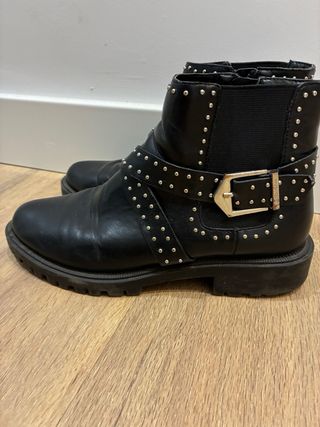 Botines Stradivarius negros tachuelas hebilla
