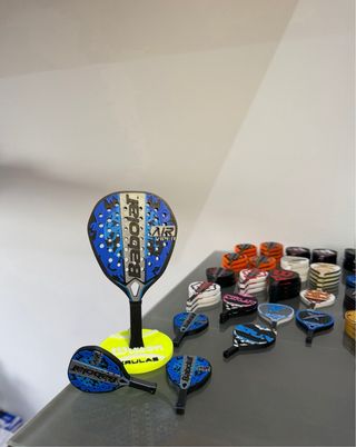 Trofeo decorativo y 2 Llaveros Babolat Air Viper25