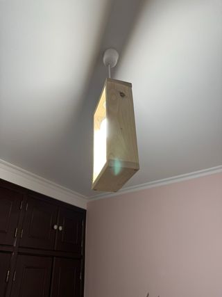 Lámpara de techo de madera hecha a mano