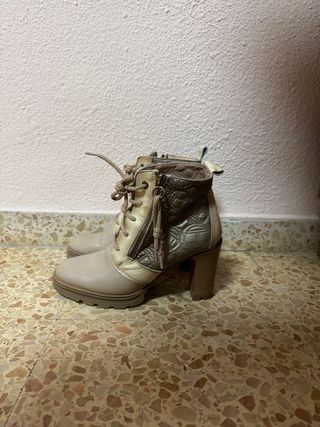 Botines y 2 pares de zapatos de tacon