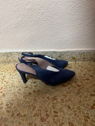 Botines y 2 pares de zapatos de tacon