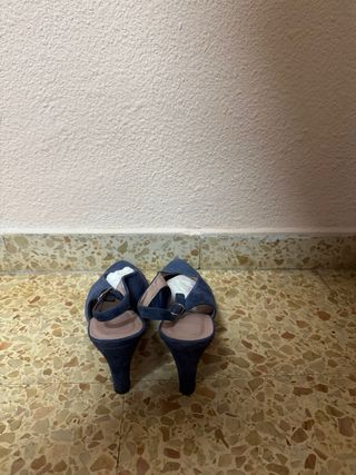 Botines y 2 pares de zapatos de tacon