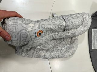 Mochila porteo Ergobaby + Reductor Recién Nacido