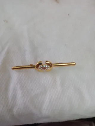 Spilla dorata con strass