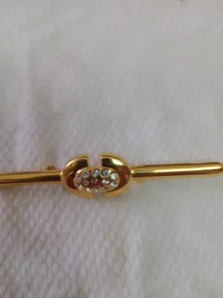 Spilla dorata con strass