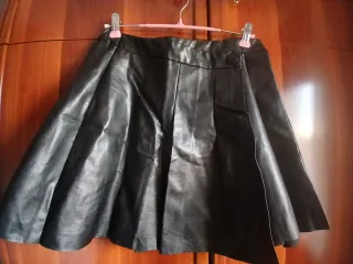 Falda negra efecto piel