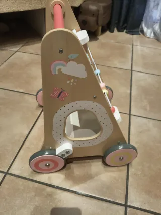 Andador infantil de madera con actividades