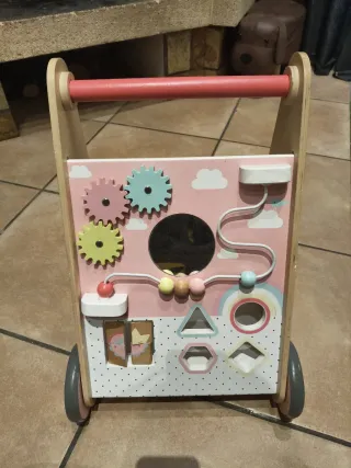 Andador infantil de madera con actividades