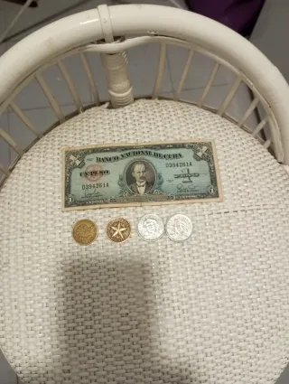 Billete 1 Peso Cubano(1960)y 4 Monedas años 83-88