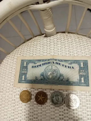 Billete 1 Peso Cubano(1960)y 4 Monedas años 83-88