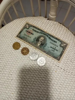 Billete 1 Peso Cubano(1960)y 4 Monedas años 83-88