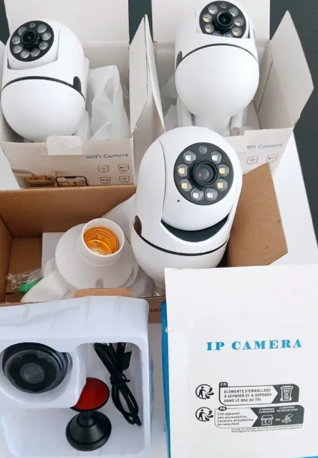 4 Cámaras IP WiFi (2 pared, 1 bombilla, 1 por)