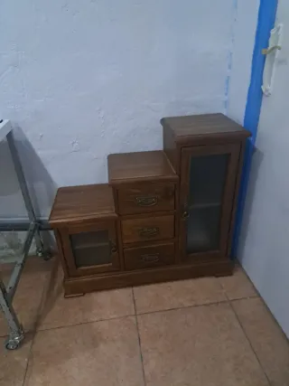 Mueble de entrada de madera y cristal