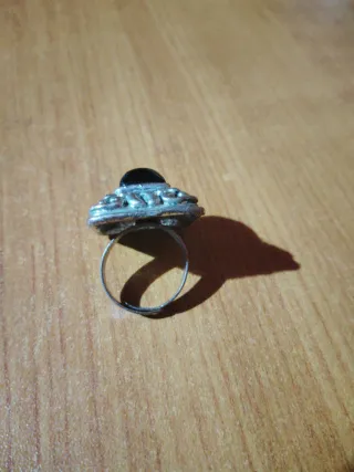 Anillo antiguo con piedra negra