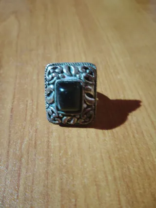 Anillo antiguo con piedra negra
