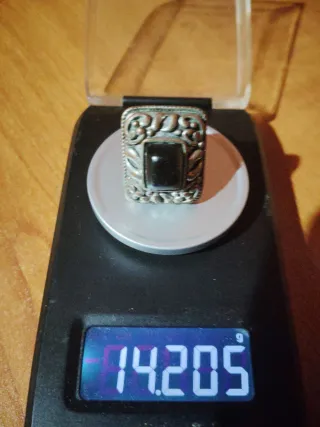 Anillo antiguo con piedra negra