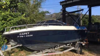 Barco a motor con remolque