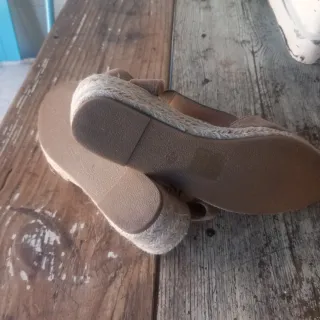 Alpargatas beige y plateadas mujer