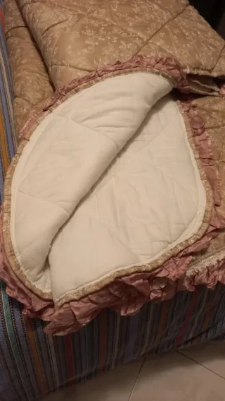 Trapunta Matrimoniale Beige con Ruffle Rosa