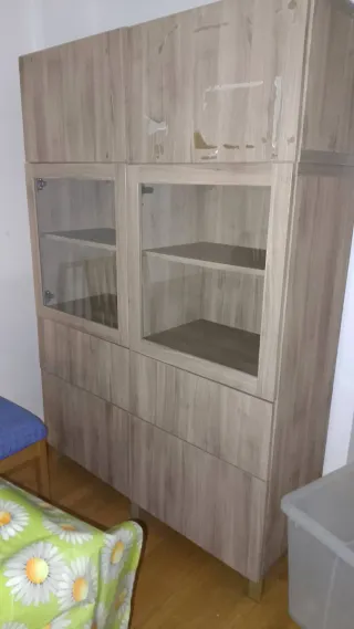 Mueble de madera y cristal Ikea