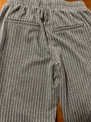 Pantaloni grigio con righe bianche