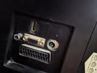 Televisión plana negra para reparar