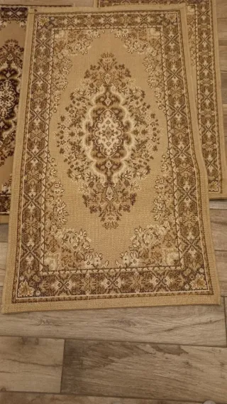 Tris di tappeti beige e marrone