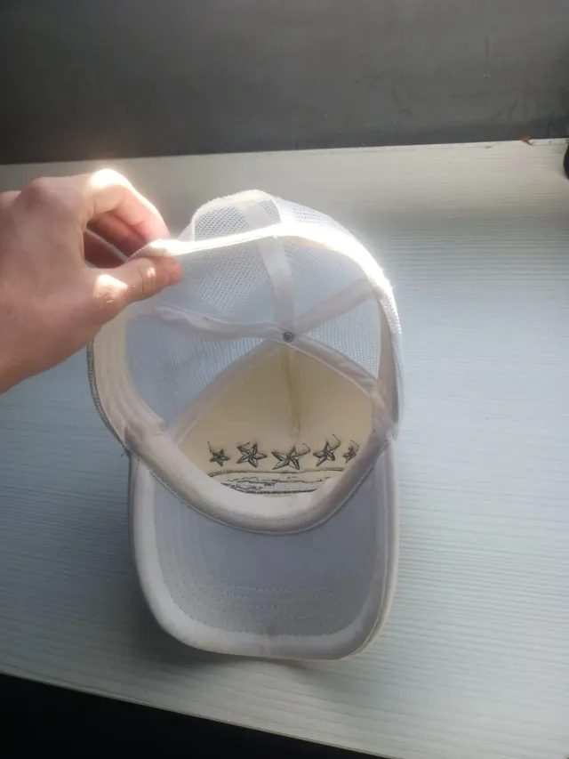 Gorra blanca con estrellas y logo