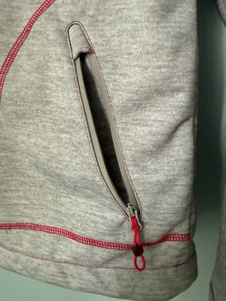 Cortavientos Roxy Gris con Detalles Rosas