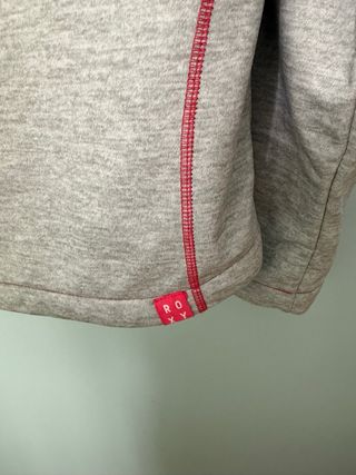 Cortavientos Roxy Gris con Detalles Rosas