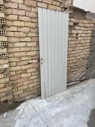 Puerta cochera con paso peatonal