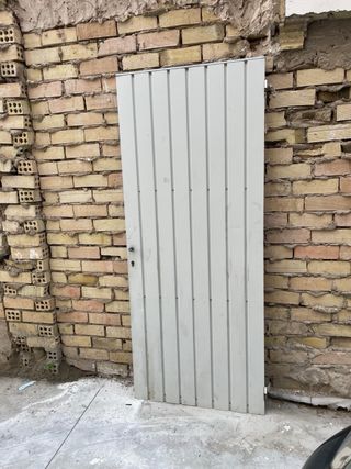 Puerta cochera con paso peatonal