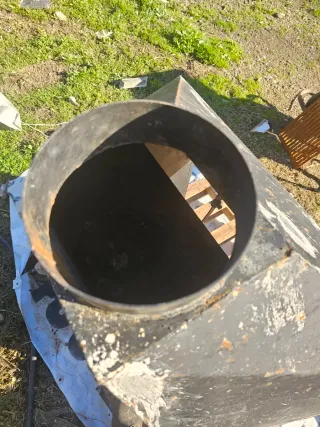 Chimenea metálica negra