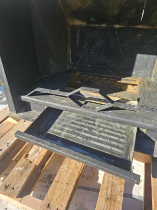 Chimenea metálica negra