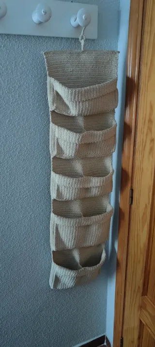 Colgador con bolsillos