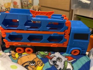 Camión portacoches juguete azul y naranja