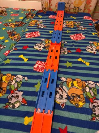 Camión portacoches juguete azul y naranja