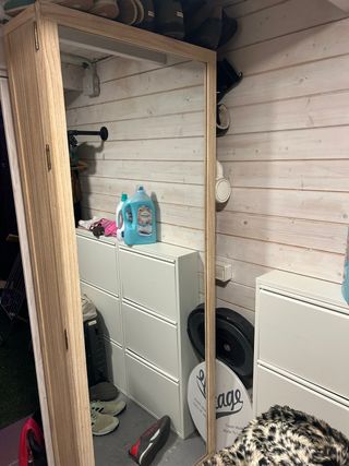 Mueble zapatero de madera con espejo