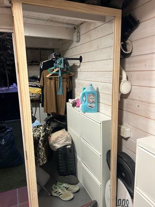 Mueble zapatero de madera con espejo