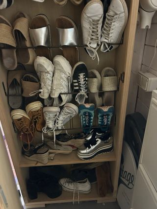 Mueble zapatero de madera con espejo