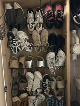 Mueble zapatero de madera con espejo