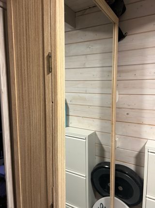 Mueble zapatero de madera con espejo