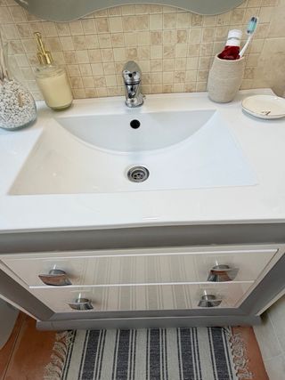 Mueble de baño gris y blanco
