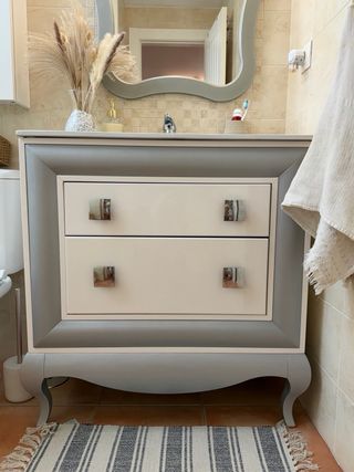 Mueble de baño gris y blanco