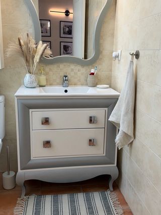 Mueble de baño gris y blanco
