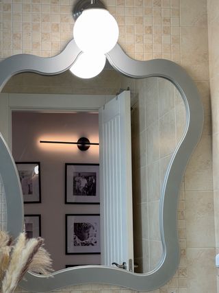 Mueble de baño gris y blanco